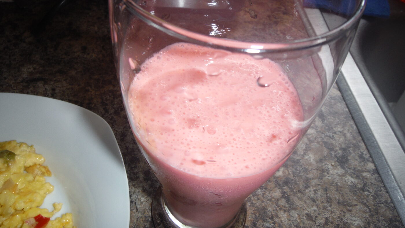 Fat Bomb Coconut Creamcheese and Strawberry Smoothie!